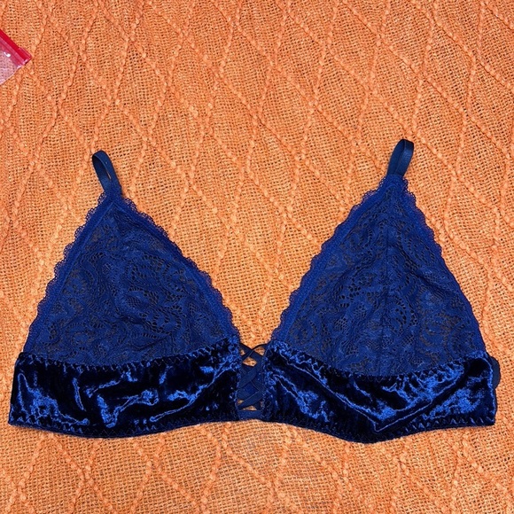 Elegant Lace Bralette in Navy Blue - Picture 1 of 4